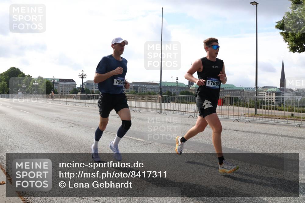 29.06.2025 - hella hamburg halbmarathon Lena Gebhardt http://msf.ph/oto/8417311 29.06.2025 09:41:09 Lombardsbrücke 7963, 278, 17886, 7834, 7963, 10234, 11624, 11829, 12373, 14360, 14766, 15526, 17771, 17886 meine-sportfotos.de