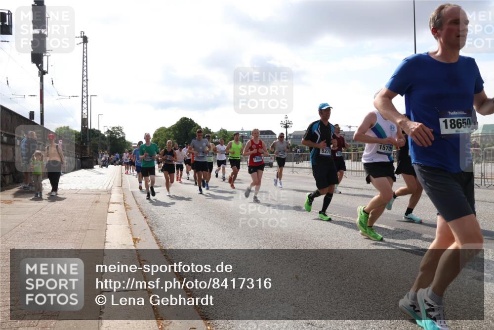 29.06.2025 - hella hamburg halbmarathon Lena Gebhardt http://msf.ph/oto/8417316 29.06.2025 09:51:08 Lombardsbrücke 2153, 371, 5275, 12808, 18274, 2, 15706, 18650, 1136, 1256, 1441, 1677, 1912, 1941, 1962, 2546, 2579, 3056, 3626, 3700, 3947, 4854, 4888, 4889, 4893, 5026, 5087, 5275, 5387, 5506, 5752, 5916, 6080, 6429, 6593, 6639, 6686, 6687, 6721, 6901, 7110, 7116, 7284, 7378, 7635, 7693, 7962, 8091, 8122, 8319, 8574, 8966, 9262, 9313, 9371, 9380, 9755, 9833, 9885, 10064, 10193, 10415, 10469, 10783, 11049, 11284, 11305, 11907, 12153, 14201 meine-sportfotos.de