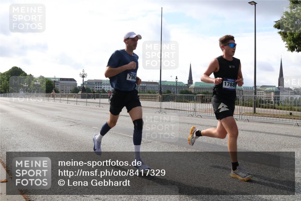 29.06.2025 - hella hamburg halbmarathon Lena Gebhardt http://msf.ph/oto/8417329 29.06.2025 09:41:10 Lombardsbrücke 7963, 278, 17886, 7834, 7963, 10234, 11624, 11829, 14360, 14766, 15526, 17771, 17886 meine-sportfotos.de