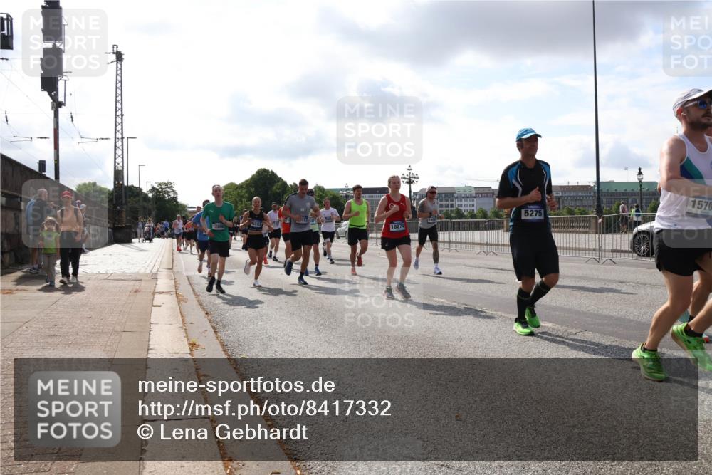 29.06.2025 - hella hamburg halbmarathon Lena Gebhardt http://msf.ph/oto/8417332 29.06.2025 09:51:08 Lombardsbrücke 1531371, 6593, 18274, 12808, 5275, 1570, 1136, 1256, 1441, 1677, 1912, 1941, 1962, 2546, 2579, 3056, 3626, 3700, 3947, 4854, 4888, 4889, 4893, 5026, 5087, 5275, 5387, 5506, 5752, 5916, 6080, 6429, 6593, 6639, 6686, 6687, 6721, 6901, 7110, 7116, 7284, 7378, 7635, 7693, 7962, 8091, 8122, 8319, 8574, 8966, 9262, 9313, 9371, 9380, 9755, 9833, 9885, 10064, 10193, 10415, 10469, 10783, 11049, 11284, 11305, 11907, 12153, 14201 meine-sportfotos.de