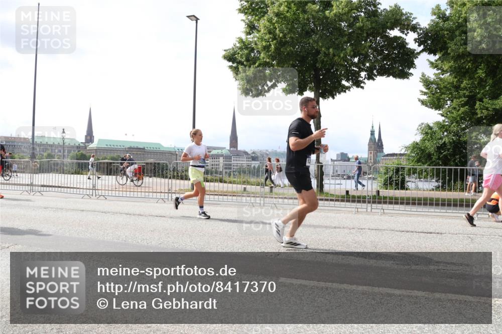 29.06.2025 - hella hamburg halbmarathon Lena Gebhardt http://msf.ph/oto/8417370 29.06.2025 10:42:29 Lombardsbrücke 14328, 1039, 1150, 1360, 1624, 1656, 1752, 1929, 1957, 1994, 2069, 2134, 2145, 2401, 2523, 2538, 2580, 2940, 2941, 2974, 3276, 3326, 3568, 3605, 3874, 4092, 4329, 4334, 4353, 4735, 4736, 4778, 4885, 4891, 4892, 5403, 5417, 5419, 5671, 5810, 6120, 6136, 6764, 6828, 6837, 6917, 7040, 7260, 7357, 7513, 7557, 7666, 8014, 8459, 8525, 8526, 8529, 8712, 8816, 9008, 9223, 9370, 9980, 10027, 10454, 10532, 10697, 12441, 13241 meine-sportfotos.de