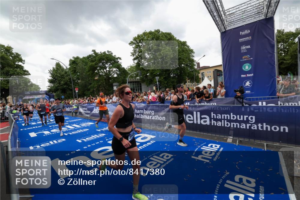 29.06.2025 - hella hamburg halbmarathon Zöllner http://msf.ph/oto/8417380 29.06.2025 10:51:02 Ziel 1630, 2207, 3654, 7369, 8117, 8572, 10215, 11551, 12778, 13008, 13687, 14125, 15362, 15643, 16285, 17221, 18066, 18350 meine-sportfotos.de