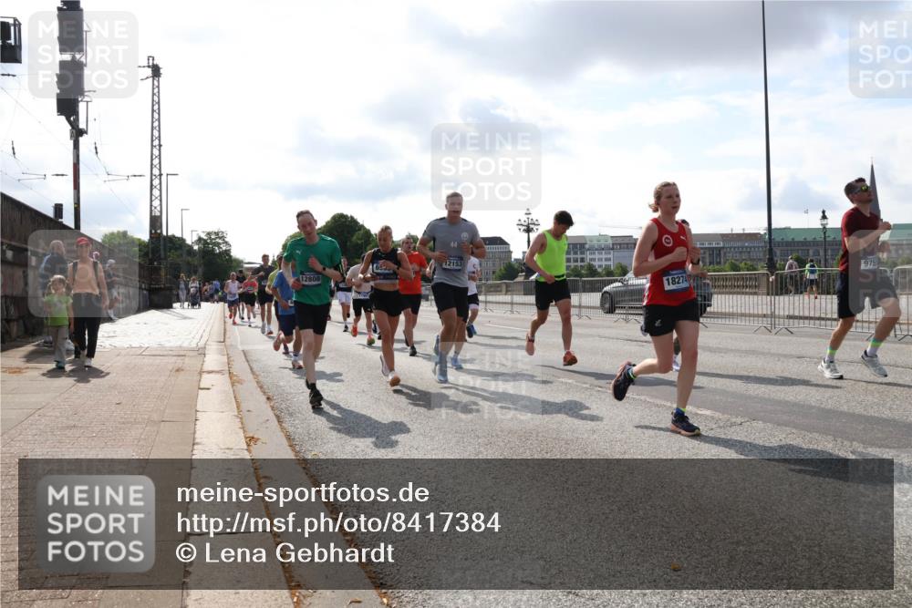 29.06.2025 - hella hamburg halbmarathon Lena Gebhardt http://msf.ph/oto/8417384 29.06.2025 09:51:09 Lombardsbrücke 12808, 653, 12153, 18274, 975, 1136, 1256, 1441, 1677, 1912, 1941, 1962, 2546, 2579, 3056, 3523, 3626, 3700, 3947, 4854, 4888, 4889, 4893, 5026, 5087, 5275, 5387, 5506, 5752, 5916, 6080, 6429, 6593, 6639, 6686, 6687, 6721, 6901, 7110, 7116, 7284, 7378, 7635, 7693, 7962, 8091, 8122, 8319, 8574, 8966, 9262, 9313, 9371, 9380, 9755, 9833, 9885, 10064, 10193, 10415, 10469, 10783, 11049, 11284, 11305, 11907, 12153, 14201 meine-sportfotos.de