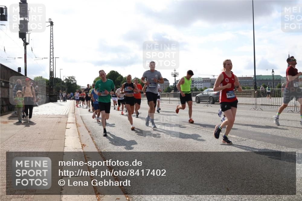 29.06.2025 - hella hamburg halbmarathon Lena Gebhardt http://msf.ph/oto/8417402 29.06.2025 09:51:09 Lombardsbrücke 128, 65, 12153, 182748702727771, 975, 1136, 1256, 1441, 1677, 1912, 1941, 1962, 2546, 2579, 3056, 3523, 3626, 3700, 3947, 4854, 4888, 4889, 4893, 5026, 5087, 5275, 5387, 5506, 5752, 5916, 6080, 6429, 6593, 6639, 6686, 6687, 6721, 6901, 7110, 7116, 7284, 7378, 7635, 7693, 7962, 8091, 8122, 8319, 8574, 8966, 9262, 9313, 9371, 9380, 9755, 9833, 9885, 10064, 10193, 10415, 10469, 10783, 11049, 11284, 11305, 11907, 12153, 14201 meine-sportfotos.de
