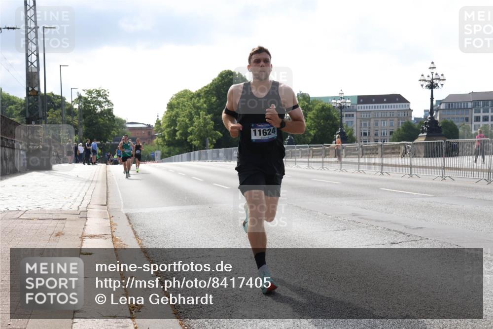29.06.2025 - hella hamburg halbmarathon Lena Gebhardt http://msf.ph/oto/8417405 29.06.2025 09:41:12 Lombardsbrücke 11624, 7834, 7963, 9442, 10234, 11624, 11829, 14360, 14766, 15526, 17771, 17856, 17886 meine-sportfotos.de