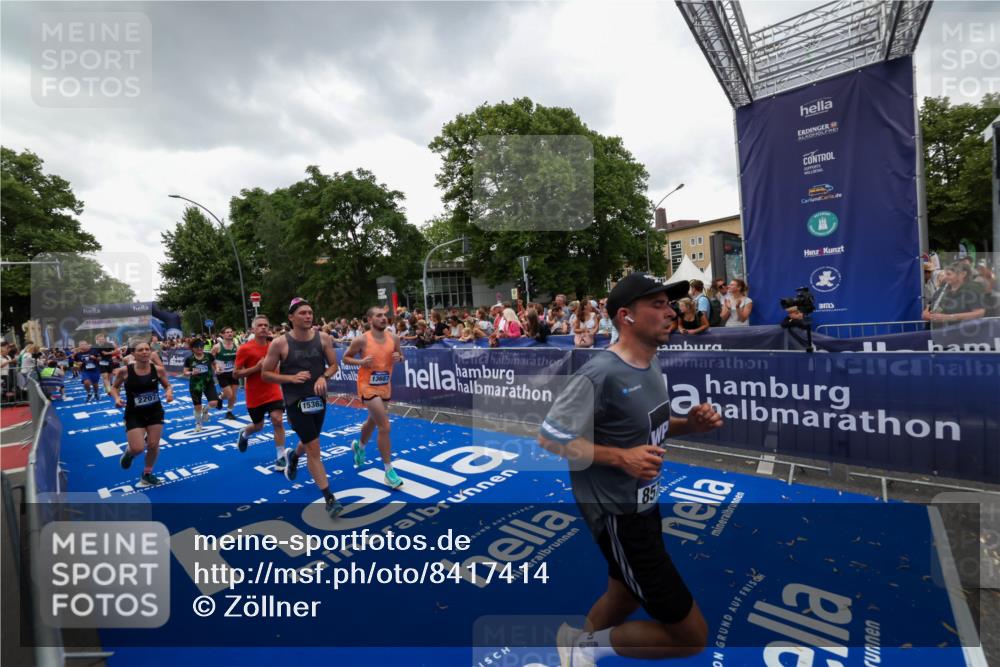 29.06.2025 - hella hamburg halbmarathon Zöllner http://msf.ph/oto/8417414 29.06.2025 10:51:03 Ziel 1630, 2207, 7369, 8117, 8572, 8704, 10215, 10603, 11551, 12778, 13008, 13687, 14125, 15362, 16285, 17221, 18066, 18350 meine-sportfotos.de
