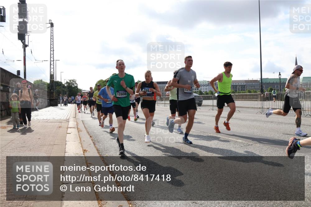 29.06.2025 - hella hamburg halbmarathon Lena Gebhardt http://msf.ph/oto/8417418 29.06.2025 09:51:10 Lombardsbrücke 1565, 854, 12808, 1190, 593, 12153, 1136, 1256, 1441, 1677, 1912, 1941, 1962, 2546, 2579, 3056, 3523, 3626, 3700, 3947, 4854, 4888, 4889, 4893, 5026, 5087, 5275, 5387, 5506, 5752, 5916, 6080, 6429, 6593, 6639, 6686, 6687, 6721, 6901, 7110, 7116, 7284, 7378, 7635, 7693, 7962, 8091, 8122, 8319, 8574, 8966, 9262, 9313, 9371, 9380, 9755, 9833, 9885, 10064, 10193, 10415, 10469, 10783, 11049, 11284, 11305, 11907, 11959, 12153, 14201 meine-sportfotos.de
