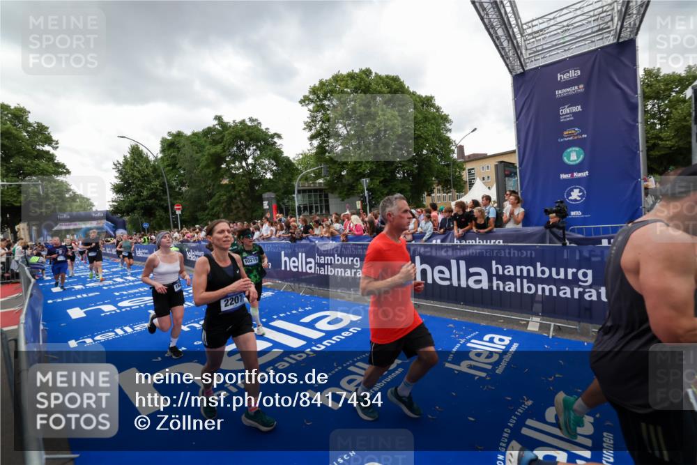 29.06.2025 - hella hamburg halbmarathon Zöllner http://msf.ph/oto/8417434 29.06.2025 10:51:05 Ziel 1630, 2207, 4077, 7369, 8117, 8261, 8704, 10215, 10508, 10603, 12778, 13008, 13687, 14125, 15362, 16285, 17221, 17384, 18066, 18350 meine-sportfotos.de