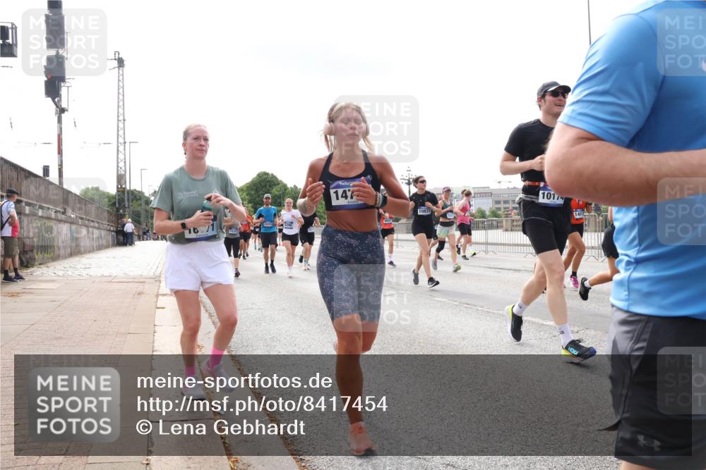 29.06.2025 - hella hamburg halbmarathon Lena Gebhardt http://msf.ph/oto/8417454 29.06.2025 10:17:56 Lombardsbrücke 16, 71, 1532, 147, 10831, 10174, 1015, 1159, 1160, 1204, 1268, 1274, 1325, 1458, 1554, 1622, 1641, 1749, 1795, 1982, 2094, 2147, 2259, 2305, 2548, 2634, 2931, 3125, 3138, 3292, 3977, 4194, 4218, 4804, 4852, 5002, 5004, 5290, 5611, 5733, 6254, 6270, 6336, 6352, 6786, 7094, 7258, 7291, 7413, 7566, 7641, 7649, 7838, 7844, 7882, 7883, 8067, 8128, 8144, 8248, 8607, 8799, 9400, 9539, 9717, 9734, 9798, 9844, 9848, 9964, 10174, 10332, 10509, 10908, 12498 meine-sportfotos.de