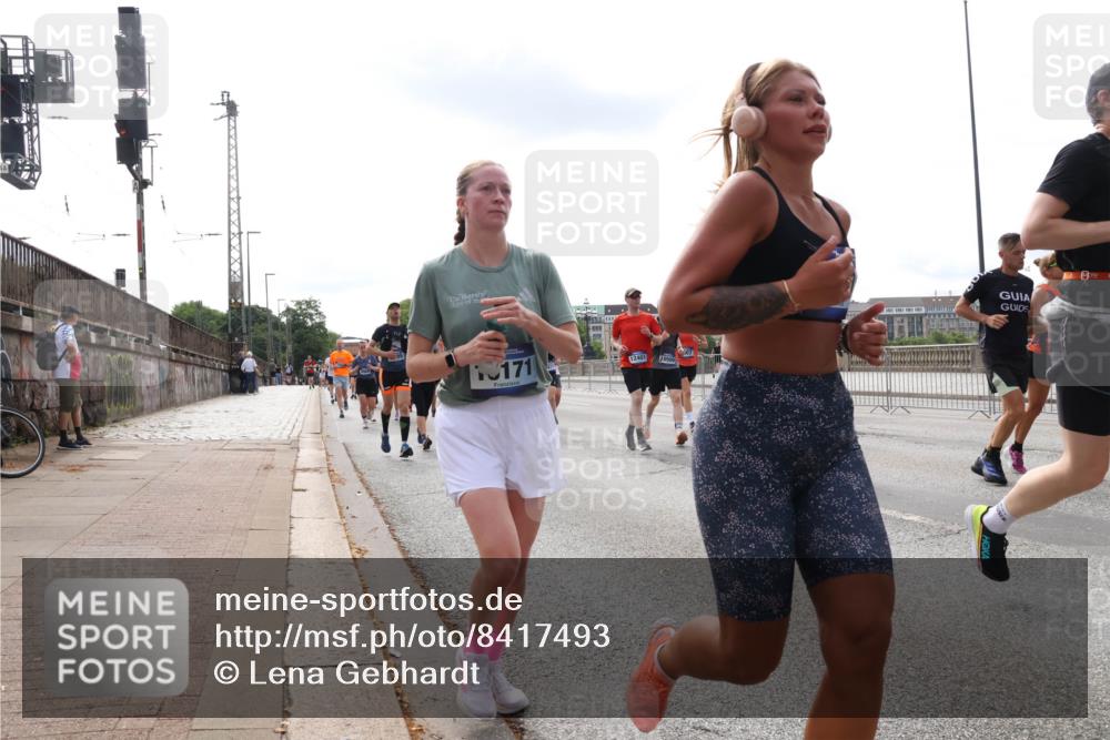 29.06.2025 - hella hamburg halbmarathon Lena Gebhardt http://msf.ph/oto/8417493 29.06.2025 10:17:57 Lombardsbrücke 171, 12401, 0509, 1015, 1159, 1160, 1204, 1268, 1274, 1325, 1458, 1554, 1622, 1641, 1749, 1795, 1982, 2087, 2094, 2147, 2259, 2548, 2634, 2931, 3125, 3138, 3292, 3977, 4218, 4804, 5002, 5004, 5290, 5611, 5733, 6254, 6270, 6336, 6352, 6786, 7094, 7258, 7291, 7413, 7566, 7641, 7649, 7838, 7844, 7882, 7883, 8067, 8128, 8144, 8248, 8607, 8799, 9400, 9539, 9717, 9734, 9798, 9844, 9848, 9964, 10174, 10332, 10509, 10908, 12498 meine-sportfotos.de