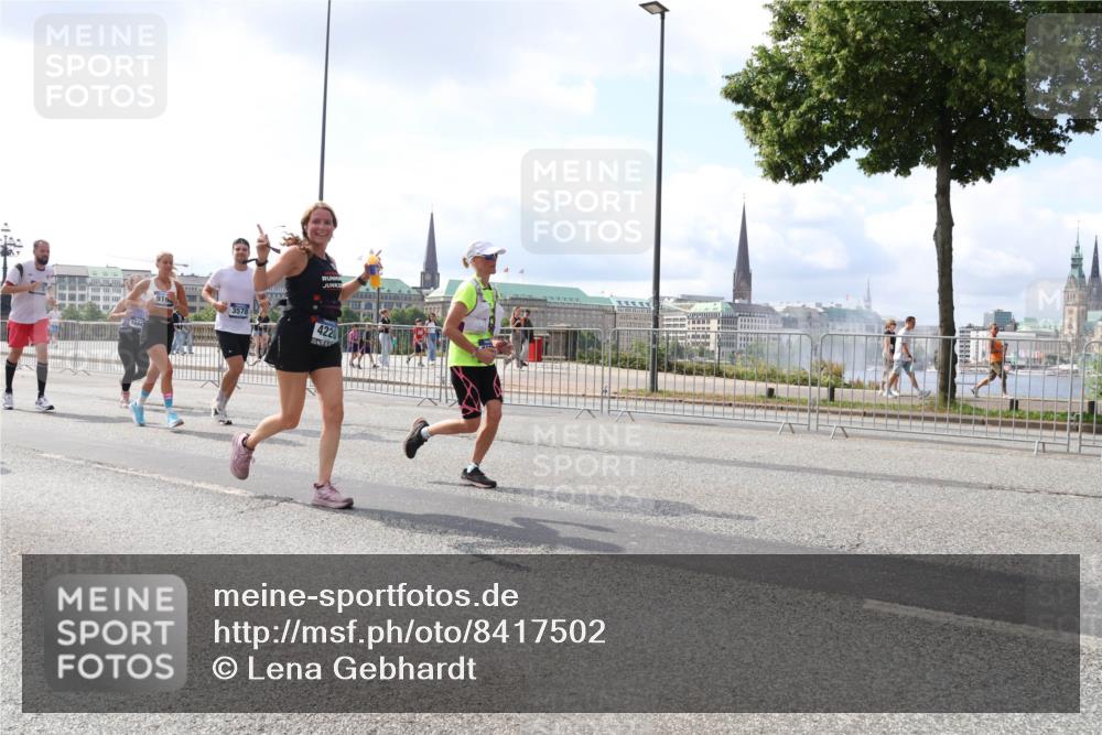 29.06.2025 - hella hamburg halbmarathon Lena Gebhardt http://msf.ph/oto/8417502 29.06.2025 10:05:22 Lombardsbrücke 1684, 916, 3578, 4220, 1126, 1863, 1936, 1981, 2288, 2298, 2424, 2624, 3071, 3413, 3578, 4014, 4220, 4782, 5073, 6059, 6907, 6908, 7302, 7826, 8089, 8999, 9007, 9019, 9075, 9165, 9559, 9680, 9736, 9737, 9738, 10343, 10694, 11595, 11784, 11873, 11958, 12557, 13221, 13242, 13327, 13717, 14203, 14465, 14642, 16092, 16134, 16478, 16546, 16579, 16847, 17112, 17707, 17731, 17818, 18189, 18616, 18617, 19034, 19248 meine-sportfotos.de