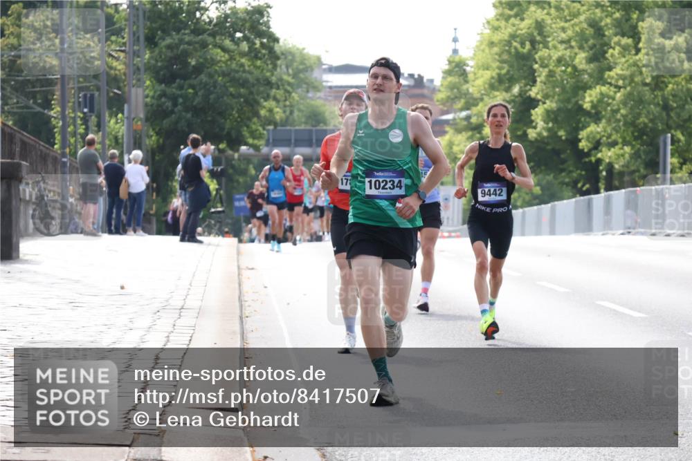 29.06.2025 - hella hamburg halbmarathon Lena Gebhardt http://msf.ph/oto/8417507 29.06.2025 09:41:16 Lombardsbrücke 178, 10234, 9442, 2459, 7834, 7963, 9442, 10234, 11624, 14360, 14766, 15526, 17771, 17856, 17886 meine-sportfotos.de