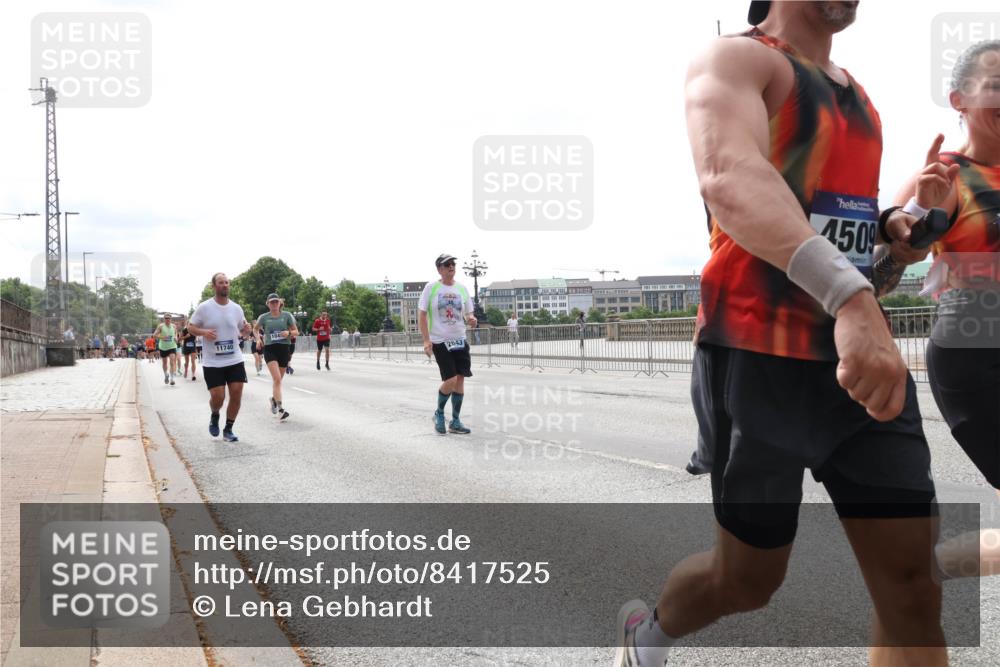 29.06.2025 - hella hamburg halbmarathon Lena Gebhardt http://msf.ph/oto/8417525 29.06.2025 10:26:57 Lombardsbrücke 11740, 104, 2643, 150, 1530, 1793, 1973, 2045, 2306, 2643, 4358, 4507, 4509, 5494, 5495, 5707, 6259, 6625, 6637, 7069, 7234, 7314, 8056, 8079, 8281, 9186, 9349, 10077, 10465, 11110, 11270, 11740, 12071, 12126, 13462, 14020, 14021, 15027, 15108, 15641, 15807, 15878, 16479, 16788, 17049, 17300, 17445, 17675, 18074, 18087, 18516, 18962, 18976, 18978 meine-sportfotos.de