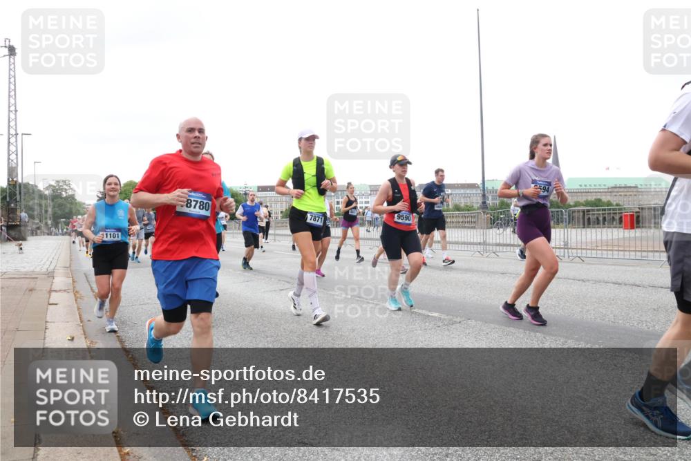 29.06.2025 - hella hamburg halbmarathon Lena Gebhardt http://msf.ph/oto/8417535 29.06.2025 10:52:00 Lombardsbrücke 1101, 9590, 8780, 7871, 594, 1418, 1978, 2593, 2736, 2778, 3038, 3240, 3991, 4087, 4273, 4436, 4598, 4606, 4748, 5062, 5262, 5291, 5534, 5716, 5717, 6007, 6386, 6403, 6404, 6406, 6456, 6604, 6885, 6945, 6947, 6954, 6985, 7682, 7690, 7691, 7841, 8125, 8194, 8196, 8250, 8251, 8399, 8621, 9220, 9340, 9368, 9460, 9462, 9590, 9594, 9673, 9730, 10342, 10496, 10521, 10533, 10673, 10693, 10830, 11101, 11126, 11127, 11375, 11875, 11899, 11974, 12065 meine-sportfotos.de