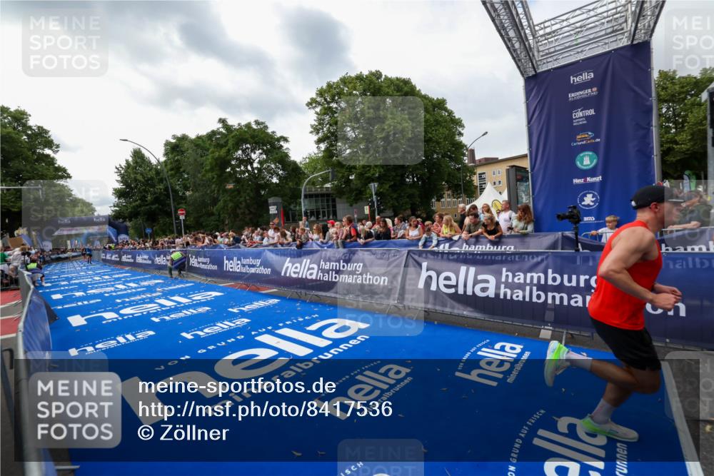 29.06.2025 - hella hamburg halbmarathon Zöllner http://msf.ph/oto/8417536 29.06.2025 10:28:56 Ziel 1827, 10486, 18763 meine-sportfotos.de