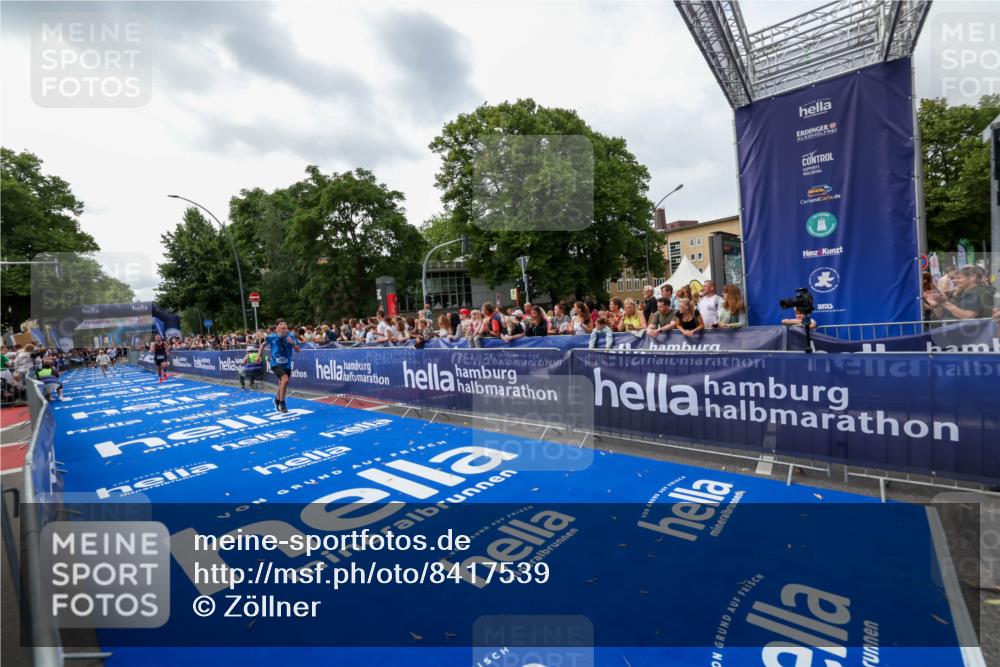 29.06.2025 - hella hamburg halbmarathon Zöllner http://msf.ph/oto/8417539 29.06.2025 10:29:01 Ziel 1827, 18874, 19142 meine-sportfotos.de