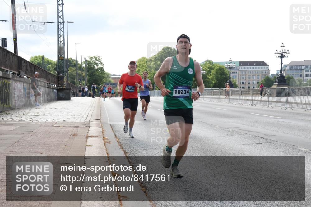 29.06.2025 - hella hamburg halbmarathon Lena Gebhardt http://msf.ph/oto/8417561 29.06.2025 09:41:19 Lombardsbrücke 17856, 10234, 2459, 7834, 7963, 9442, 10234, 11624, 14360, 14766, 15526, 16484, 17856, 17886 meine-sportfotos.de
