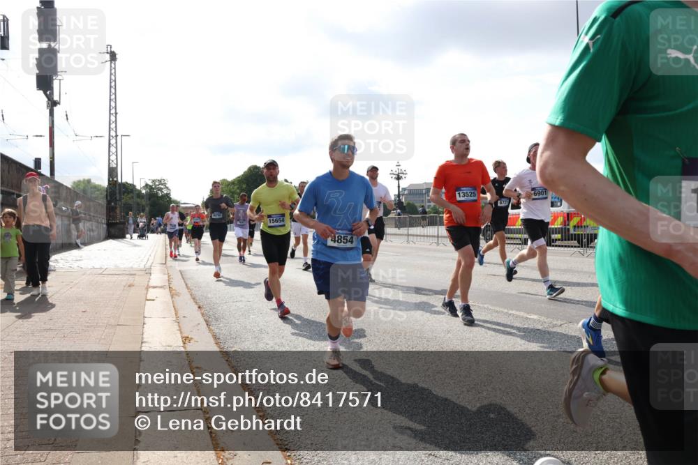 29.06.2025 - hella hamburg halbmarathon Lena Gebhardt http://msf.ph/oto/8417571 29.06.2025 09:51:11 Lombardsbrücke 16761, 15654, 4854, 13525, 6721, 6901, 1136, 1256, 1441, 1677, 1912, 1941, 1962, 2546, 2579, 2972, 3056, 3523, 3626, 3700, 3947, 4854, 4888, 4889, 4893, 4999, 5026, 5087, 5275, 5387, 5506, 5752, 5916, 6080, 6429, 6593, 6639, 6686, 6687, 6721, 6901, 7110, 7116, 7284, 7378, 7635, 7693, 7962, 8091, 8122, 8319, 8574, 8966, 9262, 9313, 9371, 9380, 9755, 9833, 9885, 10193, 10415, 10469, 11049, 11284, 11305, 11907, 11959, 12153, 14201 meine-sportfotos.de