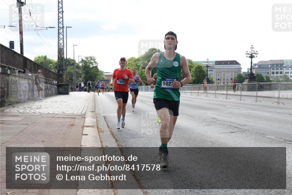29.06.2025 - hella hamburg halbmarathon Lena Gebhardt http://msf.ph/oto/8417578 29.06.2025 09:41:19 Lombardsbrücke 17856, 1023, 2459, 7834, 7963, 9442, 10234, 11624, 14360, 14766, 15526, 16484, 17856, 17886 meine-sportfotos.de