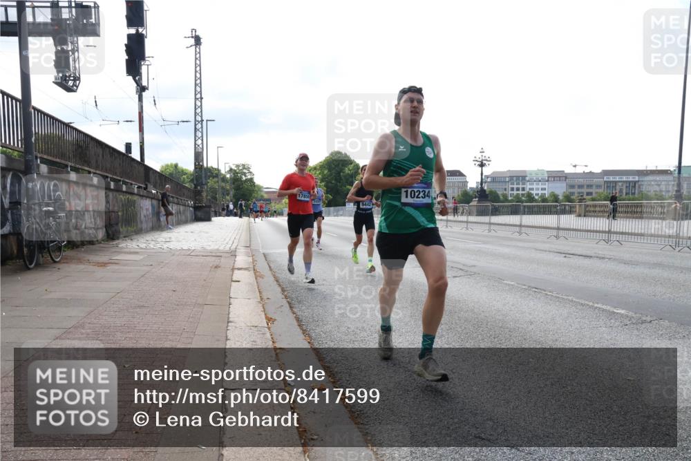 29.06.2025 - hella hamburg halbmarathon Lena Gebhardt http://msf.ph/oto/8417599 29.06.2025 09:41:20 Lombardsbrücke 17856, 9442, 10234, 2459, 7834, 7963, 9442, 10234, 11624, 14360, 14766, 15526, 16484, 17856, 17886 meine-sportfotos.de