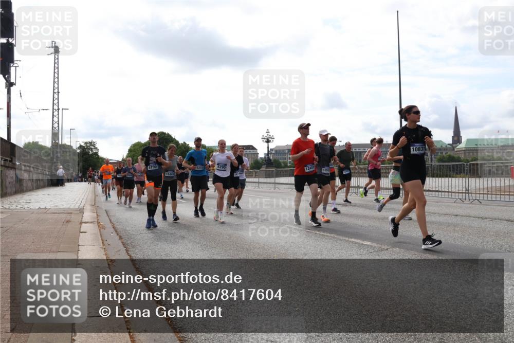 29.06.2025 - hella hamburg halbmarathon Lena Gebhardt http://msf.ph/oto/8417604 29.06.2025 10:17:58 Lombardsbrücke 6799, 5203, 5290, 15322, 12401, 1050, 10831, 1015, 1159, 1160, 1204, 1268, 1274, 1325, 1458, 1554, 1622, 1641, 1749, 1795, 1982, 2087, 2094, 2147, 2259, 2548, 2634, 2931, 3125, 3138, 3292, 3321, 3977, 4218, 4804, 5002, 5004, 5290, 5611, 5733, 6254, 6270, 6336, 6352, 6786, 7094, 7258, 7291, 7413, 7566, 7641, 7649, 7838, 7844, 7882, 7883, 8067, 8128, 8144, 8248, 8607, 8799, 9400, 9539, 9717, 9734, 9798, 9844, 9848, 9964, 10174, 10332, 10509, 10908, 12498 meine-sportfotos.de