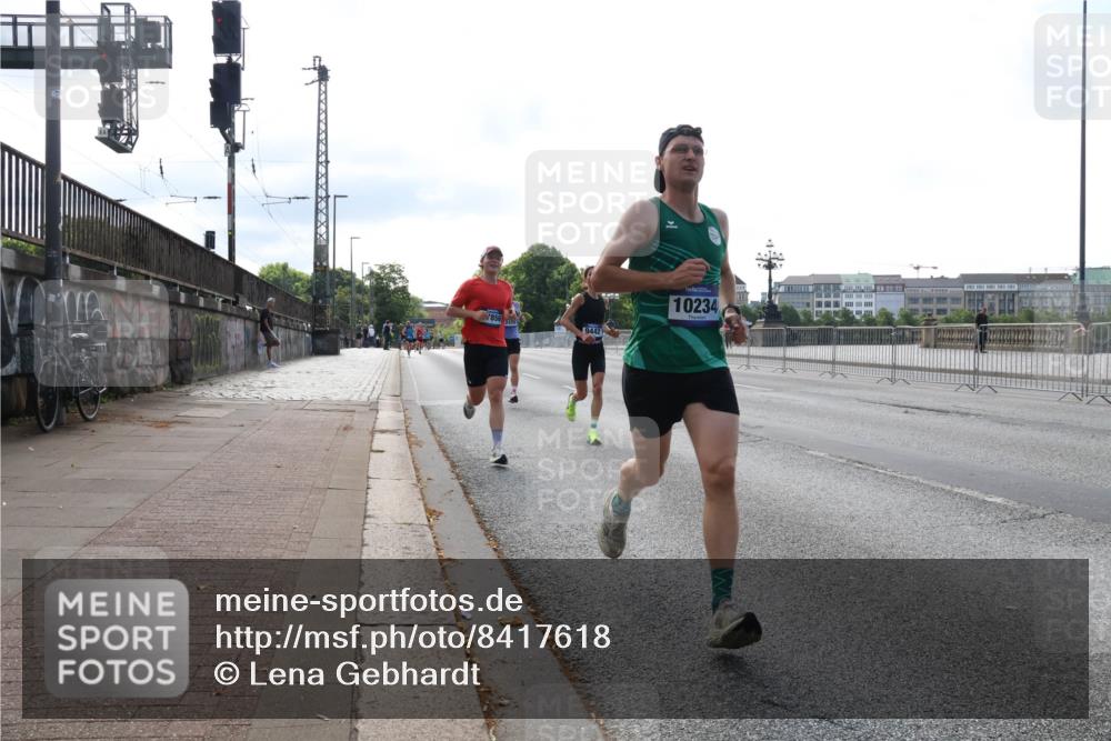 29.06.2025 - hella hamburg halbmarathon Lena Gebhardt http://msf.ph/oto/8417618 29.06.2025 09:41:20 Lombardsbrücke 10234, 2459, 7834, 7963, 9442, 10234, 11624, 14360, 14766, 15526, 16484, 17856, 17886 meine-sportfotos.de