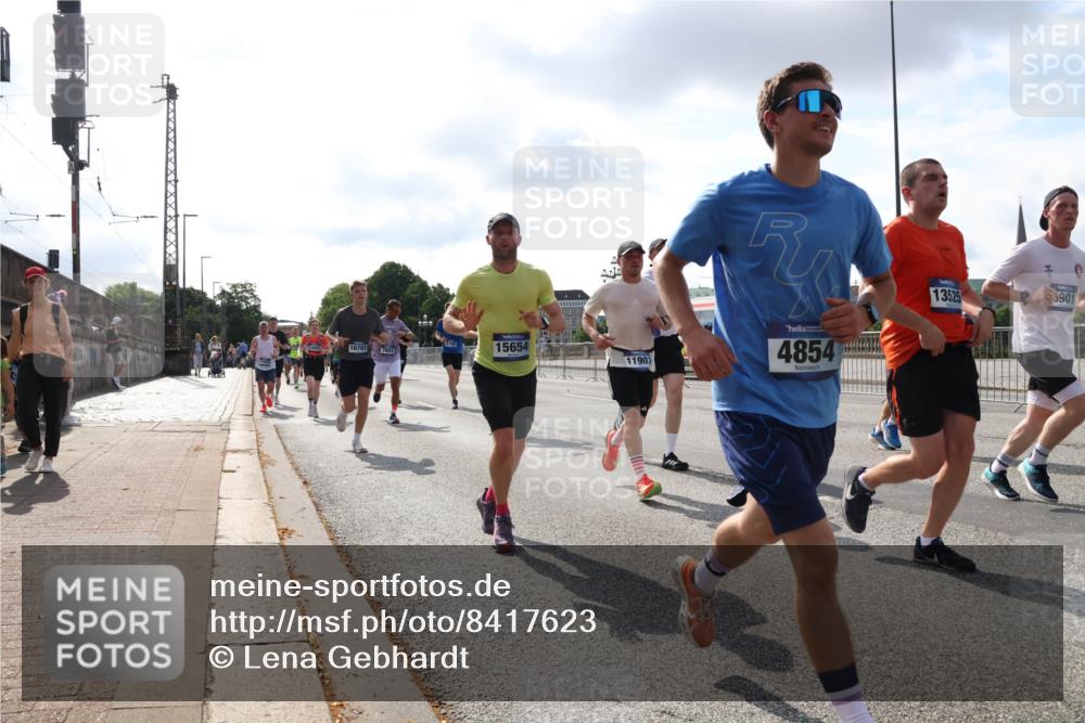 29.06.2025 - hella hamburg halbmarathon Lena Gebhardt http://msf.ph/oto/8417623 29.06.2025 09:51:12 Lombardsbrücke 16761, 7693, 15654, 11907, 4854, 13525, 901, 1136, 1256, 1441, 1677, 1912, 1920, 1941, 1962, 2546, 2579, 2972, 3056, 3523, 3700, 3947, 4759, 4854, 4888, 4889, 4893, 4999, 5026, 5087, 5275, 5387, 5506, 5752, 5916, 6080, 6429, 6593, 6639, 6686, 6687, 6721, 6901, 7110, 7116, 7284, 7378, 7635, 7693, 7962, 8091, 8122, 8319, 8574, 8966, 9262, 9313, 9371, 9380, 9755, 9833, 9885, 10193, 10415, 10469, 11049, 11284, 11907, 11959, 12153, 14201 meine-sportfotos.de