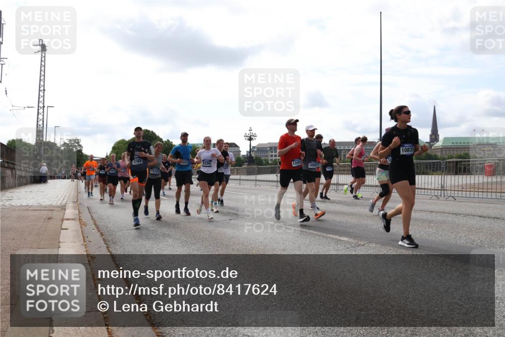 29.06.2025 - hella hamburg halbmarathon Lena Gebhardt http://msf.ph/oto/8417624 29.06.2025 10:17:58 Lombardsbrücke 6799, 5203, 5290, 12401, 15322, 1050907, 10831, 1015, 1159, 1160, 1204, 1268, 1274, 1325, 1458, 1554, 1622, 1641, 1749, 1795, 1982, 2087, 2094, 2147, 2259, 2548, 2634, 2931, 3125, 3138, 3292, 3321, 3977, 4218, 4804, 5002, 5004, 5290, 5611, 5733, 6254, 6270, 6336, 6352, 6786, 7094, 7258, 7291, 7413, 7566, 7641, 7649, 7838, 7844, 7882, 7883, 8067, 8128, 8144, 8248, 8607, 8799, 9400, 9539, 9717, 9734, 9798, 9844, 9848, 9964, 10174, 10332, 10509, 10908, 12498 meine-sportfotos.de