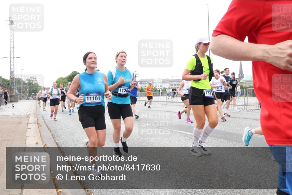 29.06.2025 - hella hamburg halbmarathon Lena Gebhardt http://msf.ph/oto/8417630 29.06.2025 10:52:01 Lombardsbrücke 11101, 11268, 787, 9220, 1418, 1978, 2593, 2736, 2778, 3038, 3240, 3991, 4087, 4273, 4436, 4598, 4606, 4748, 4815, 5062, 5262, 5291, 5534, 5716, 5717, 6007, 6386, 6403, 6404, 6406, 6456, 6604, 6885, 6947, 6954, 6985, 7682, 7690, 7691, 8125, 8194, 8196, 8250, 8251, 8399, 8621, 9220, 9340, 9368, 9460, 9462, 9590, 9594, 9673, 9730, 10342, 10496, 10521, 10533, 10634, 10673, 10693, 10830, 10884, 11101, 11126, 11127, 11375, 11736, 11875, 11899, 11974, 12065 meine-sportfotos.de