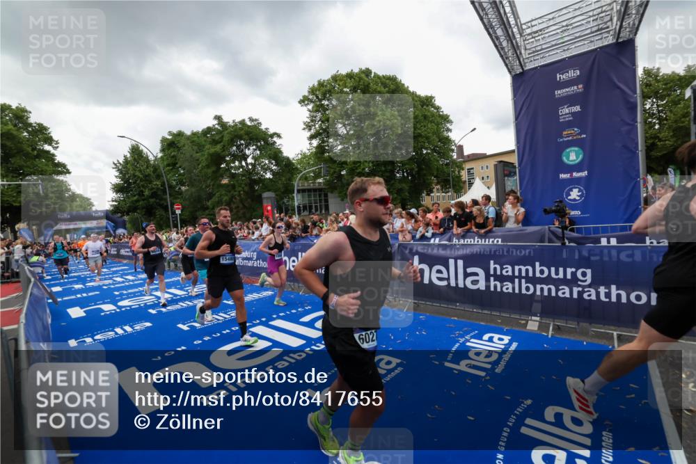 29.06.2025 - hella hamburg halbmarathon Zöllner http://msf.ph/oto/8417655 29.06.2025 10:51:18 Ziel 1461, 1817, 2636, 2718, 4404, 4814, 5600, 6027, 6657, 8316, 8930, 9476, 10480, 10667, 10868, 11512, 11625, 11733, 12016, 13073, 15480, 17530, 18019 meine-sportfotos.de