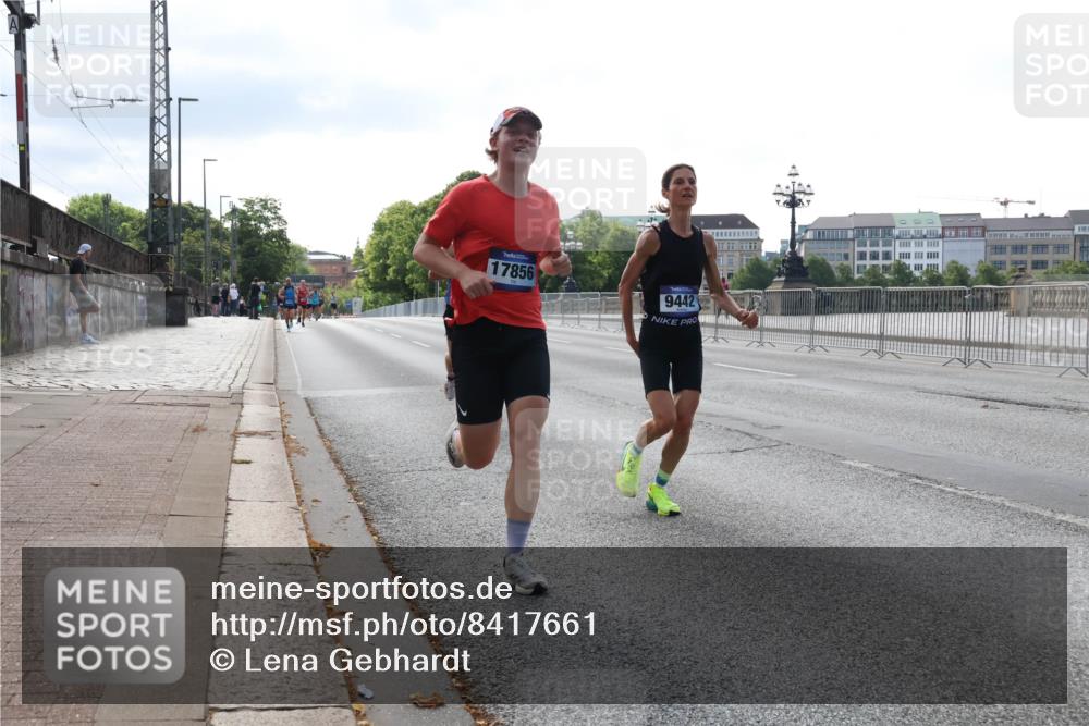 29.06.2025 - hella hamburg halbmarathon Lena Gebhardt http://msf.ph/oto/8417661 29.06.2025 09:41:21 Lombardsbrücke 17856, 9442, 2459, 7834, 7963, 9442, 10234, 11624, 14360, 14766, 15526, 16484, 17856, 17886 meine-sportfotos.de