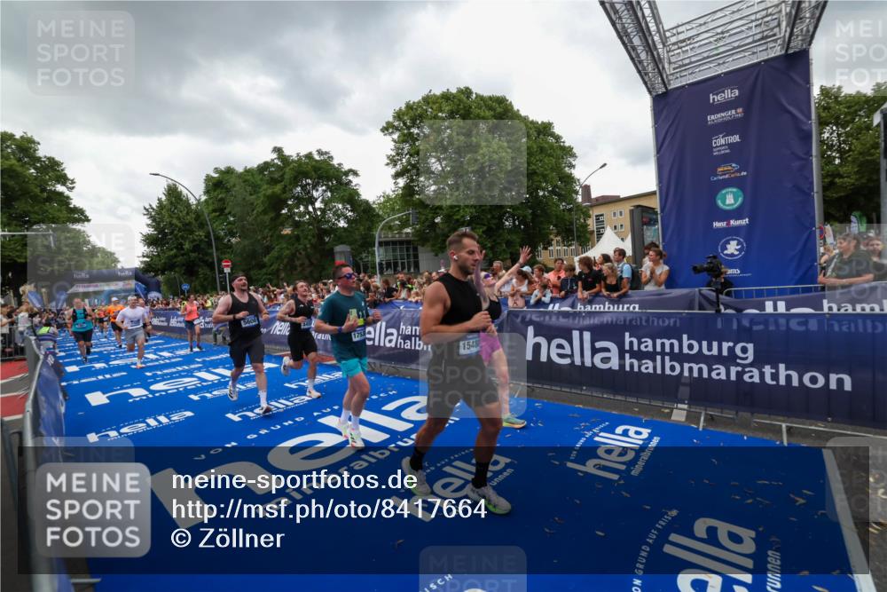 29.06.2025 - hella hamburg halbmarathon Zöllner http://msf.ph/oto/8417664 29.06.2025 10:51:19 Ziel 1461, 1817, 2636, 2718, 4404, 4814, 5600, 6027, 6657, 6776, 8316, 8930, 9476, 10480, 10667, 10868, 11512, 11625, 12016, 14865, 15480, 17530, 18019 meine-sportfotos.de