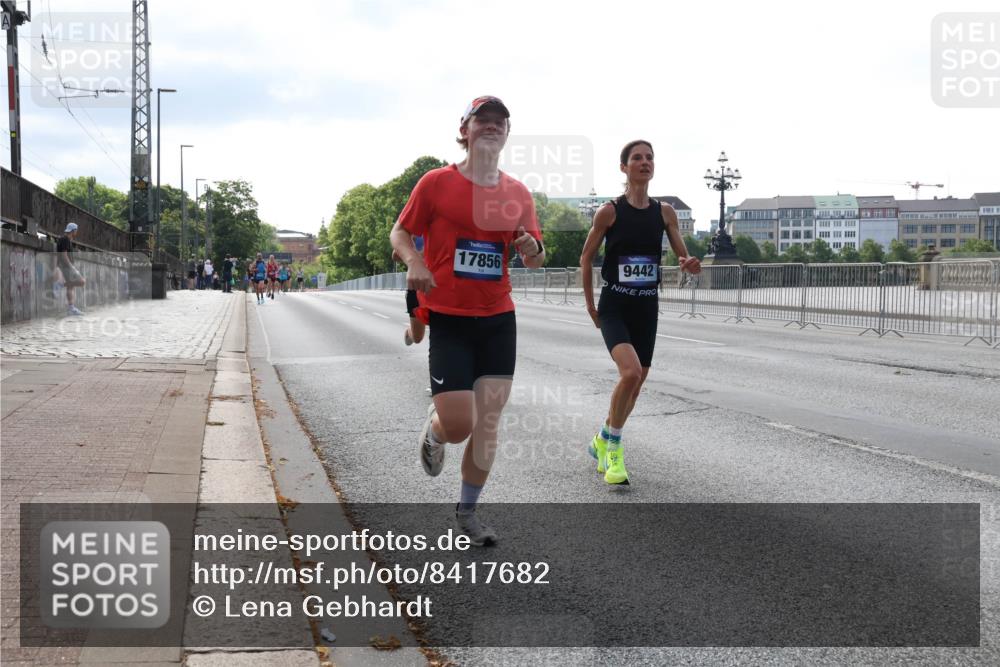 29.06.2025 - hella hamburg halbmarathon Lena Gebhardt http://msf.ph/oto/8417682 29.06.2025 09:41:21 Lombardsbrücke 17856, 9442, 2459, 7834, 7963, 9442, 10234, 11624, 14360, 14766, 15526, 16484, 17856, 17886 meine-sportfotos.de