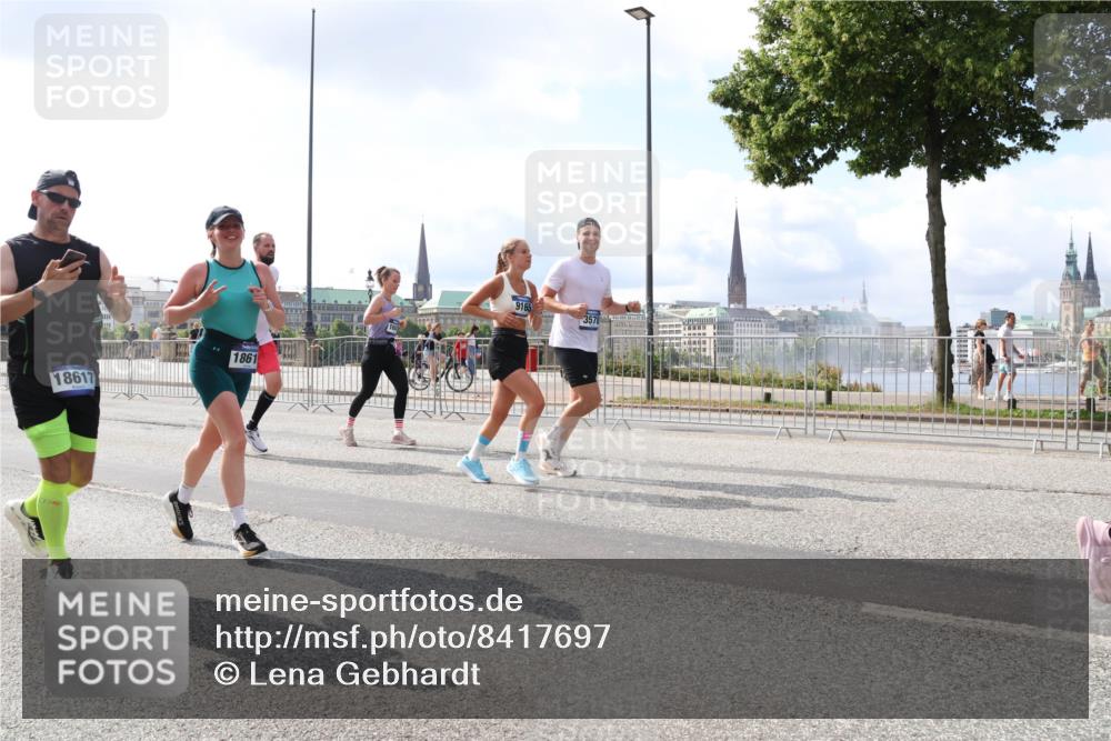 29.06.2025 - hella hamburg halbmarathon Lena Gebhardt http://msf.ph/oto/8417697 29.06.2025 10:05:24 Lombardsbrücke 1861, 18617, 9165, 3578, 1863, 1936, 1981, 2288, 2298, 2424, 2624, 3071, 3413, 3461, 3578, 4014, 4220, 4782, 5073, 6059, 6907, 6908, 7302, 7826, 8089, 8999, 9007, 9019, 9075, 9165, 9559, 9680, 9736, 9737, 9738, 10343, 10694, 10791, 10998, 11595, 11784, 11873, 11958, 12557, 13221, 13242, 13327, 13717, 14203, 14465, 14642, 16092, 16134, 16478, 16546, 16847, 17112, 17707, 17731, 17818, 18189, 18616, 18617, 19034, 19248 meine-sportfotos.de