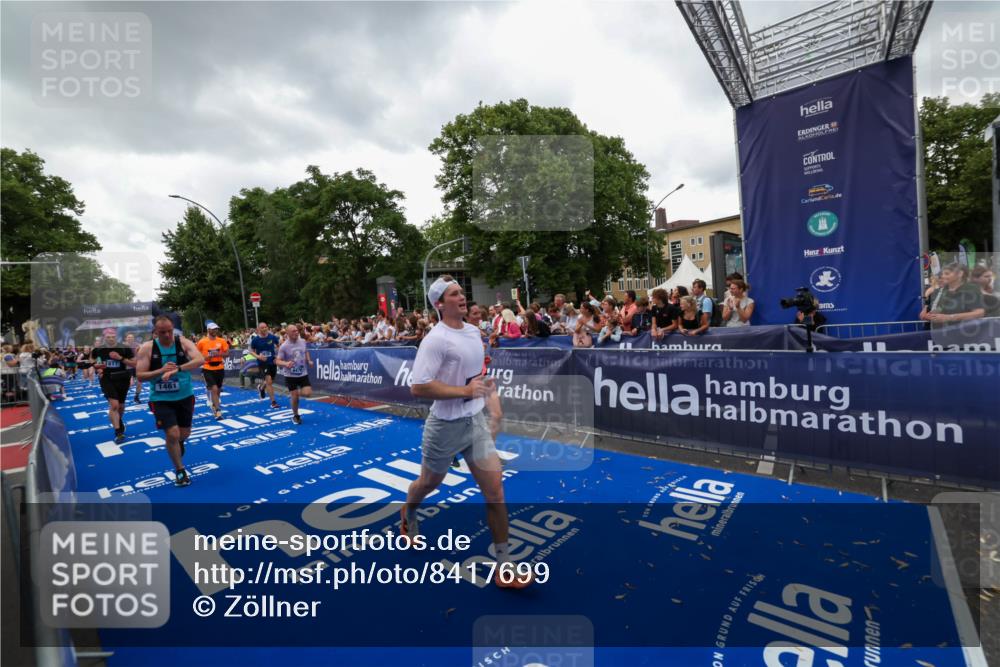 29.06.2025 - hella hamburg halbmarathon Zöllner http://msf.ph/oto/8417699 29.06.2025 10:51:22 Ziel 1461, 1817, 2364, 2636, 2718, 4814, 6657, 6776, 8316, 8930, 8989, 9476, 10480, 10667, 11124, 11512, 11625, 12016, 13047, 14865, 14994, 18019, 18489 meine-sportfotos.de