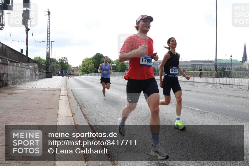 29.06.2025 - hella hamburg halbmarathon Lena Gebhardt http://msf.ph/oto/8417711 29.06.2025 09:41:21 Lombardsbrücke 2459, 17856, 9442, 2459, 7834, 7963, 9442, 10234, 11624, 14360, 14766, 15526, 16484, 17856, 17886 meine-sportfotos.de