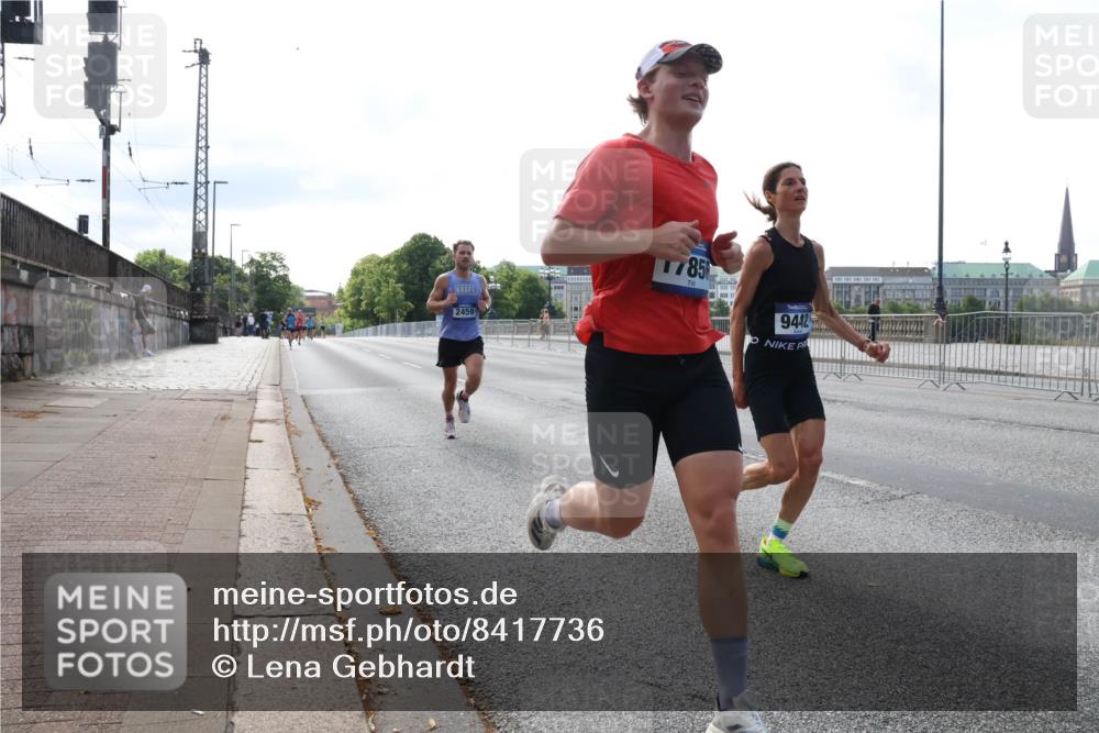 29.06.2025 - hella hamburg halbmarathon Lena Gebhardt http://msf.ph/oto/8417736 29.06.2025 09:41:21 Lombardsbrücke 2459, 1785, 9442, 2459, 7834, 7963, 9442, 10234, 11624, 14360, 14766, 15526, 16484, 17856, 17886 meine-sportfotos.de