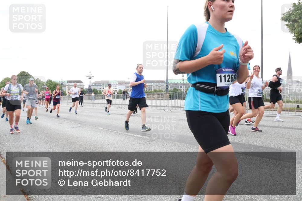 29.06.2025 - hella hamburg halbmarathon Lena Gebhardt http://msf.ph/oto/8417752 29.06.2025 10:52:02 Lombardsbrücke 6604, 10673, 1807, 11268, 9613, 922, 1418, 1978, 2593, 3038, 3240, 3991, 4087, 4273, 4436, 4598, 4606, 4748, 4815, 5062, 5262, 5291, 5534, 5716, 5717, 6007, 6386, 6403, 6404, 6406, 6456, 6604, 6885, 6947, 6985, 7682, 7690, 7691, 8125, 8194, 8196, 8250, 8251, 8399, 8621, 9220, 9340, 9368, 9460, 9462, 9590, 9594, 9673, 9730, 10296, 10342, 10521, 10533, 10634, 10673, 10693, 10830, 10884, 11101, 11126, 11127, 11375, 11736, 11875, 11899, 11974, 12065, 12558 meine-sportfotos.de