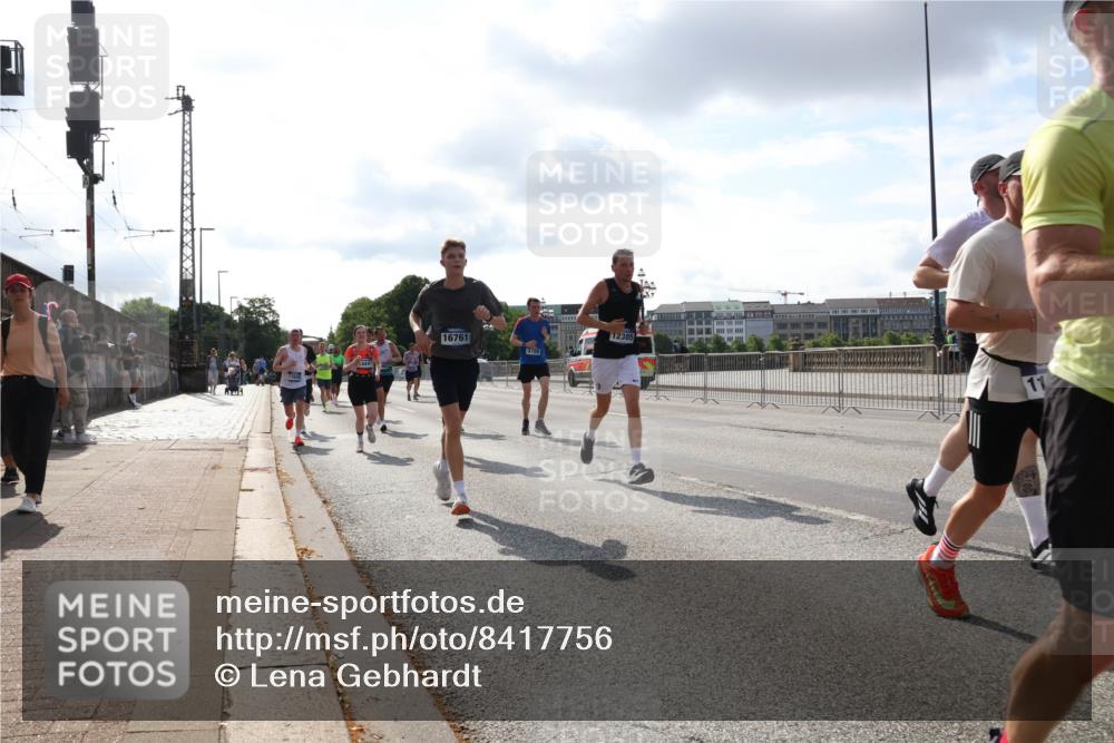 29.06.2025 - hella hamburg halbmarathon Lena Gebhardt http://msf.ph/oto/8417756 29.06.2025 09:51:13 Lombardsbrücke 16761, 12385, 11, 1136, 1256, 1441, 1677, 1912, 1920, 1941, 1962, 2546, 2579, 2972, 3056, 3523, 3700, 3947, 4759, 4854, 4888, 4889, 4893, 4999, 5026, 5087, 5275, 5387, 5506, 5752, 5916, 6080, 6429, 6593, 6639, 6686, 6687, 6721, 6901, 7110, 7116, 7284, 7378, 7635, 7693, 7962, 8091, 8122, 8319, 8574, 8966, 9262, 9313, 9371, 9380, 9755, 9833, 9885, 10193, 10415, 10469, 11049, 11284, 11907, 11959, 12153, 14201 meine-sportfotos.de