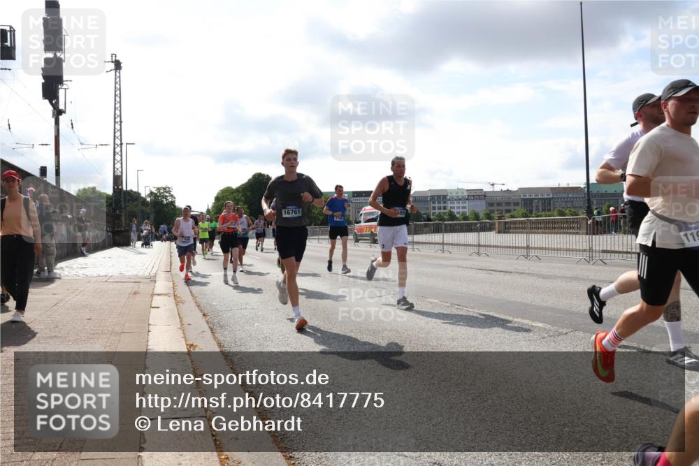 29.06.2025 - hella hamburg halbmarathon Lena Gebhardt http://msf.ph/oto/8417775 29.06.2025 09:51:13 Lombardsbrücke 16761, 3700, 119, 1136, 1256, 1441, 1677, 1912, 1920, 1941, 1962, 2546, 2579, 2972, 3056, 3523, 3700, 3947, 4759, 4854, 4888, 4889, 4893, 4999, 5026, 5087, 5275, 5387, 5506, 5752, 5916, 6080, 6429, 6593, 6639, 6686, 6687, 6721, 6901, 7110, 7116, 7284, 7378, 7635, 7693, 7962, 8091, 8122, 8319, 8574, 8966, 9262, 9313, 9371, 9380, 9755, 9833, 9885, 10193, 10415, 10469, 11049, 11284, 11907, 11959, 12153, 14201 meine-sportfotos.de