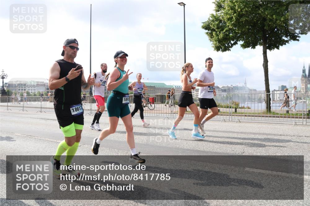 29.06.2025 - hella hamburg halbmarathon Lena Gebhardt http://msf.ph/oto/8417785 29.06.2025 10:05:24 Lombardsbrücke 18617, 2075, 1861, 16847, 357, 1863, 1936, 1981, 2288, 2298, 2424, 2624, 3071, 3413, 3461, 3578, 4014, 4220, 4782, 5073, 6059, 6907, 6908, 7302, 7826, 8089, 8999, 9007, 9019, 9075, 9165, 9559, 9680, 9736, 9737, 9738, 10343, 10694, 10791, 10998, 11595, 11784, 11873, 11958, 12557, 13221, 13242, 13327, 13717, 14203, 14465, 14642, 16092, 16134, 16478, 16546, 16847, 17112, 17707, 17731, 17818, 18189, 18616, 18617, 19034, 19248 meine-sportfotos.de