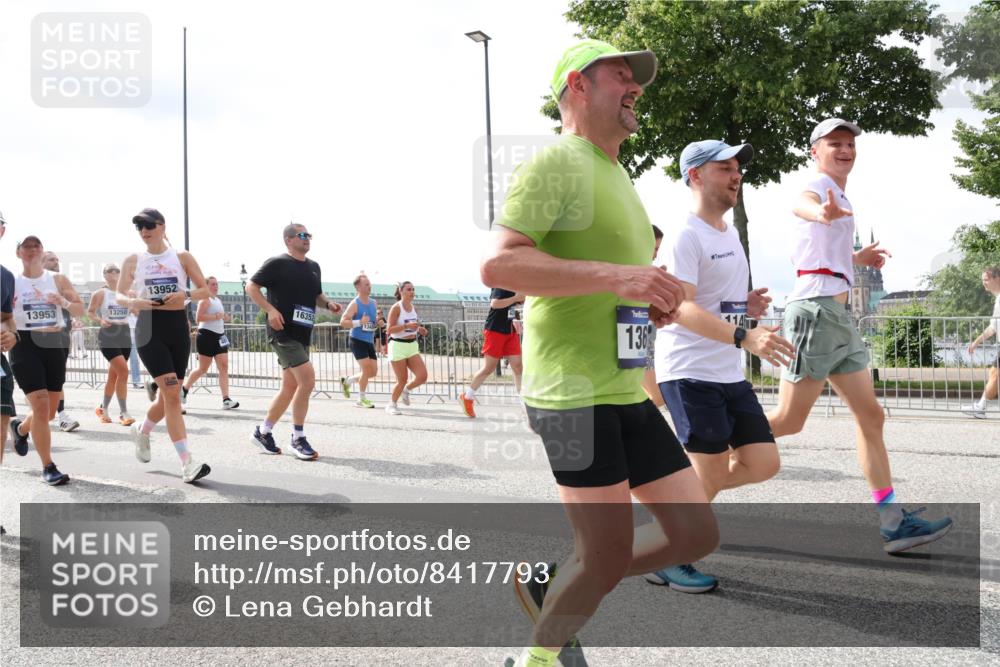 29.06.2025 - hella hamburg halbmarathon Lena Gebhardt http://msf.ph/oto/8417793 29.06.2025 10:42:31 Lombardsbrücke 13953, 13250, 13952, 16352, 136, 114, 1150, 1360, 1624, 1656, 1752, 1929, 1957, 1964, 1994, 2069, 2134, 2145, 2401, 2523, 2538, 2580, 2940, 2941, 2974, 3276, 3283, 3605, 3874, 4092, 4329, 4334, 4353, 4778, 4885, 4891, 4892, 5403, 5417, 5419, 5671, 5810, 6120, 6136, 6764, 6828, 6837, 6917, 7040, 7260, 7357, 7513, 7557, 7666, 8014, 8459, 8525, 8526, 8529, 8712, 8816, 9008, 9370, 9980, 10027, 10454, 10532, 10697, 12441, 13241 meine-sportfotos.de