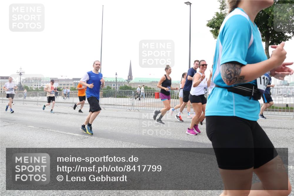 29.06.2025 - hella hamburg halbmarathon Lena Gebhardt http://msf.ph/oto/8417799 29.06.2025 10:52:02 Lombardsbrücke 11, 35, 1418, 1978, 2593, 3038, 3240, 3991, 4087, 4273, 4436, 4598, 4606, 4748, 4815, 5062, 5262, 5291, 5534, 5716, 5717, 6007, 6386, 6403, 6404, 6406, 6456, 6604, 6885, 6947, 6985, 7682, 7690, 7691, 8125, 8194, 8196, 8250, 8251, 8399, 8621, 9220, 9340, 9368, 9460, 9462, 9590, 9594, 9673, 9730, 10296, 10342, 10521, 10533, 10634, 10673, 10693, 10830, 10884, 11101, 11126, 11127, 11375, 11736, 11875, 11899, 11974, 12065, 12558 meine-sportfotos.de