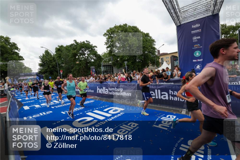 29.06.2025 - hella hamburg halbmarathon Zöllner http://msf.ph/oto/8417818 29.06.2025 10:51:26 Ziel 1817, 2364, 2411, 2636, 2718, 2946, 4814, 5820, 6776, 8989, 9214, 9656, 10667, 11124, 11422, 12016, 13047, 13792, 14865, 14994, 15871, 15950, 16357, 18489 meine-sportfotos.de