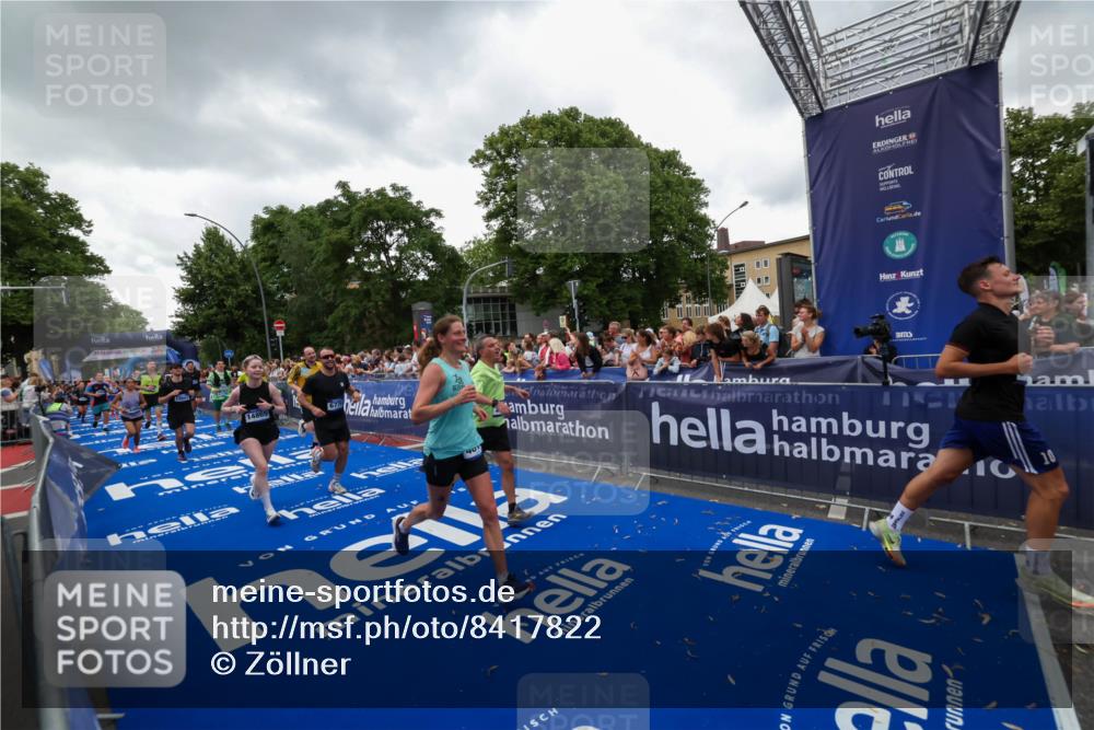29.06.2025 - hella hamburg halbmarathon Zöllner http://msf.ph/oto/8417822 29.06.2025 10:51:26 Ziel 1817, 2364, 2411, 2636, 2718, 2946, 4814, 5820, 6776, 8989, 9214, 9656, 10667, 11124, 11422, 12016, 13047, 13792, 14865, 14994, 15871, 15950, 16357, 18489 meine-sportfotos.de