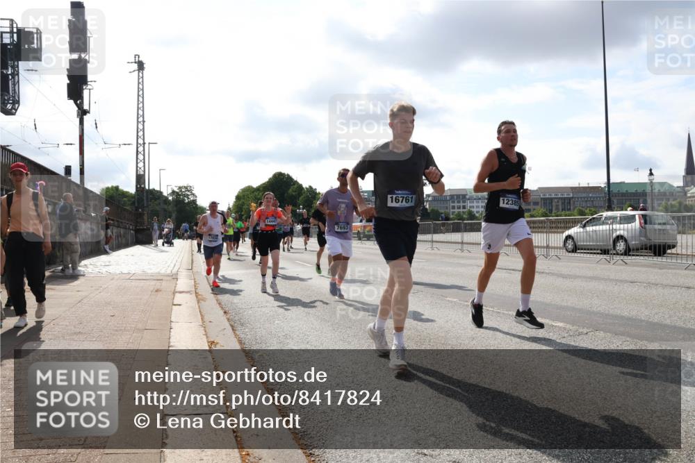 29.06.2025 - hella hamburg halbmarathon Lena Gebhardt http://msf.ph/oto/8417824 29.06.2025 09:51:13 Lombardsbrücke 17834, 14447, 7693, 16761, 12385, 1136, 1256, 1441, 1677, 1912, 1920, 1941, 1962, 2546, 2579, 2972, 3056, 3523, 3700, 3947, 4759, 4854, 4888, 4889, 4893, 4999, 5026, 5087, 5275, 5387, 5506, 5752, 5916, 6080, 6429, 6593, 6639, 6686, 6687, 6721, 6901, 7110, 7116, 7284, 7378, 7635, 7693, 7962, 8091, 8122, 8319, 8574, 8966, 9262, 9313, 9371, 9380, 9755, 9833, 9885, 10193, 10415, 10469, 11049, 11284, 11907, 11959, 12153, 14201 meine-sportfotos.de