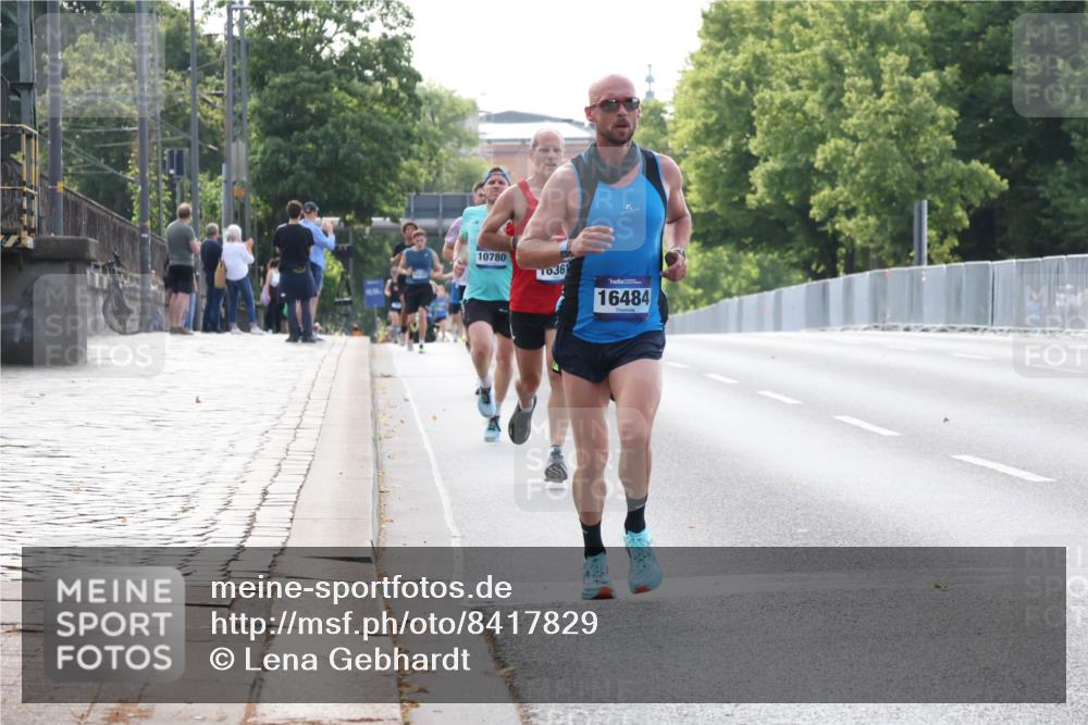 29.06.2025 - hella hamburg halbmarathon Lena Gebhardt http://msf.ph/oto/8417829 29.06.2025 09:41:27 Lombardsbrücke 10780, 1036, 16484, 2459, 4571, 7834, 7963, 9442, 10234, 10780, 11194, 11624, 15526, 16361, 16484, 17856, 17886 meine-sportfotos.de