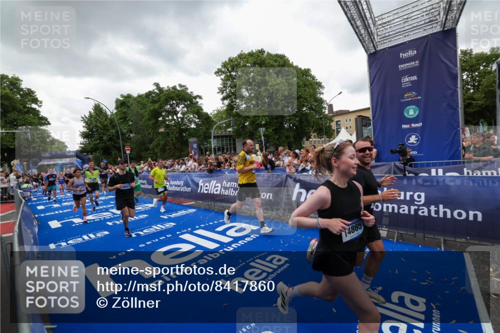29.06.2025 - hella hamburg halbmarathon Zöllner http://msf.ph/oto/8417860 29.06.2025 10:51:28 Ziel 2364, 2411, 2946, 5820, 6776, 7943, 8989, 9214, 9656, 11124, 11422, 13047, 13792, 14865, 14994, 15871, 15950, 16357, 17131, 18489 meine-sportfotos.de
