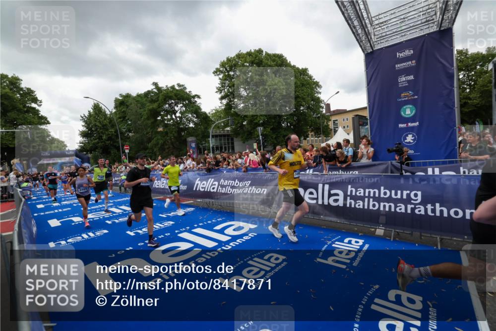 29.06.2025 - hella hamburg halbmarathon Zöllner http://msf.ph/oto/8417871 29.06.2025 10:51:28 Ziel 2364, 2411, 2946, 5820, 6776, 7943, 8989, 9214, 9656, 11124, 11422, 13047, 13792, 14865, 14994, 15871, 15950, 16357, 17131, 18489 meine-sportfotos.de