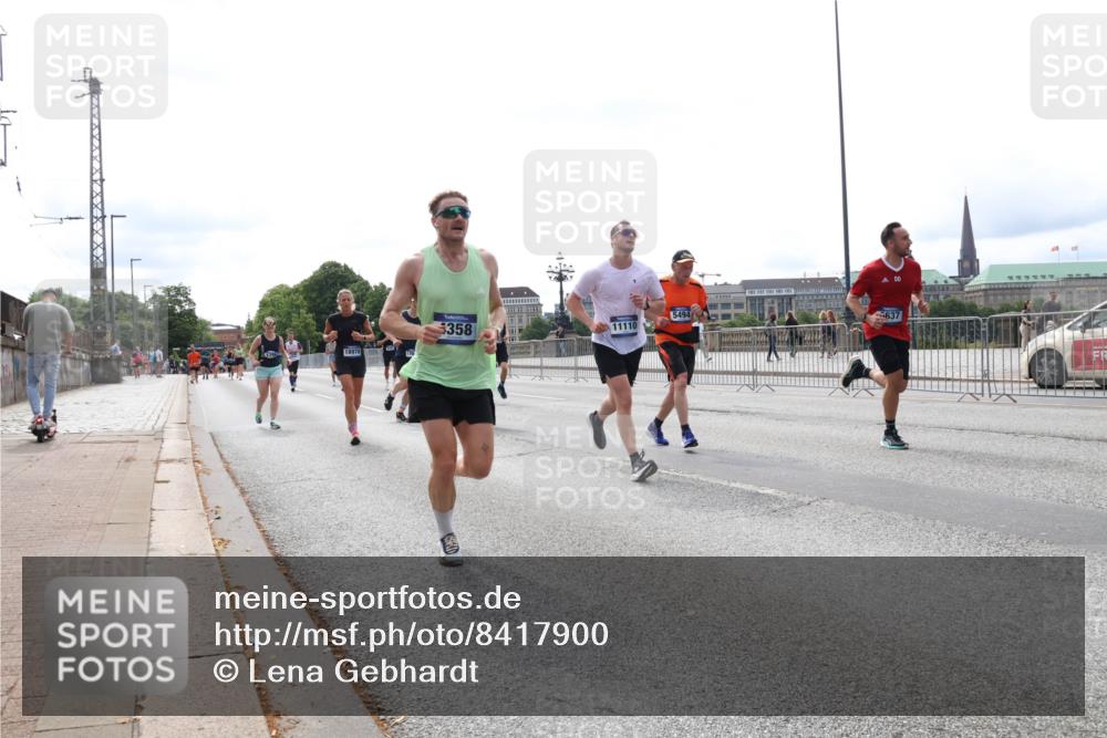 29.06.2025 - hella hamburg halbmarathon Lena Gebhardt http://msf.ph/oto/8417900 29.06.2025 10:27:03 Lombardsbrücke 18978, 358, 11110, 637, 1530, 1793, 1973, 2045, 2306, 2643, 2775, 4358, 4507, 4509, 5494, 5495, 5707, 6259, 6625, 6637, 7069, 7234, 7314, 7944, 8056, 8079, 8281, 9186, 9349, 10077, 10465, 11110, 11270, 11740, 11766, 12071, 13462, 14020, 14021, 15027, 15108, 15641, 15878, 16479, 16788, 17049, 17300, 17445, 17675, 18074, 18516, 18962, 18976, 18978 meine-sportfotos.de